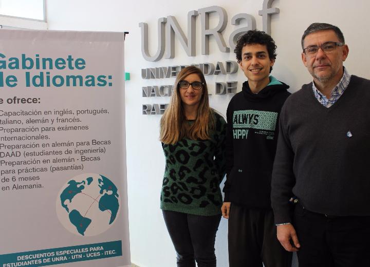 El Rector Organizador de la UNRaf, Dr. Rubén Ascúa, junto al estudiante Agustín Bucciarelli y la docente alemán Hebe Leyendecke El Rector Organizador de la UNRaf, Dr. Rubén Ascúa, junto al estudiante Agustín Bucciarelli y la docente alemán Hebe Leyendecker