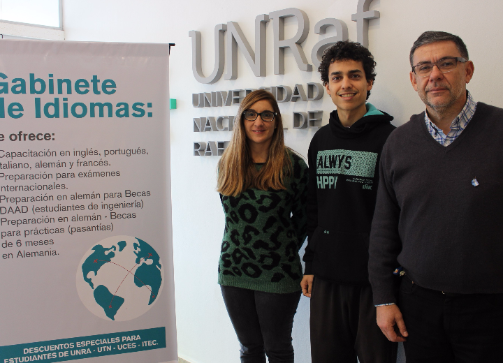 El Rector Organizador de la UNRaf, Dr. Rubén Ascúa, junto al estudiante Agustín Bucciarelli y la docente alemán Hebe Leyendecker